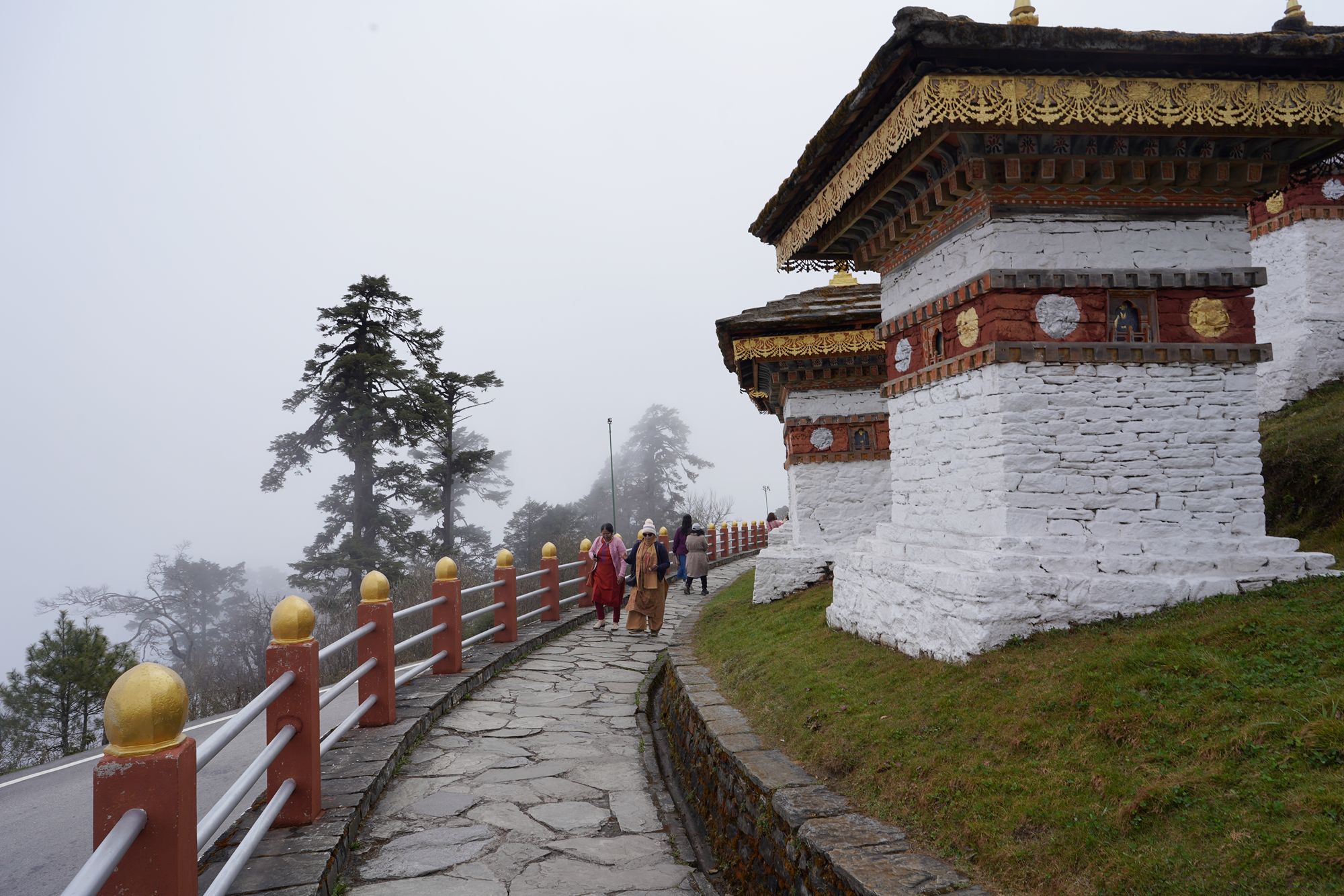 Bhutan – Buddha Dordenma, Dochula Pass, Chimi Lhakhang (50)