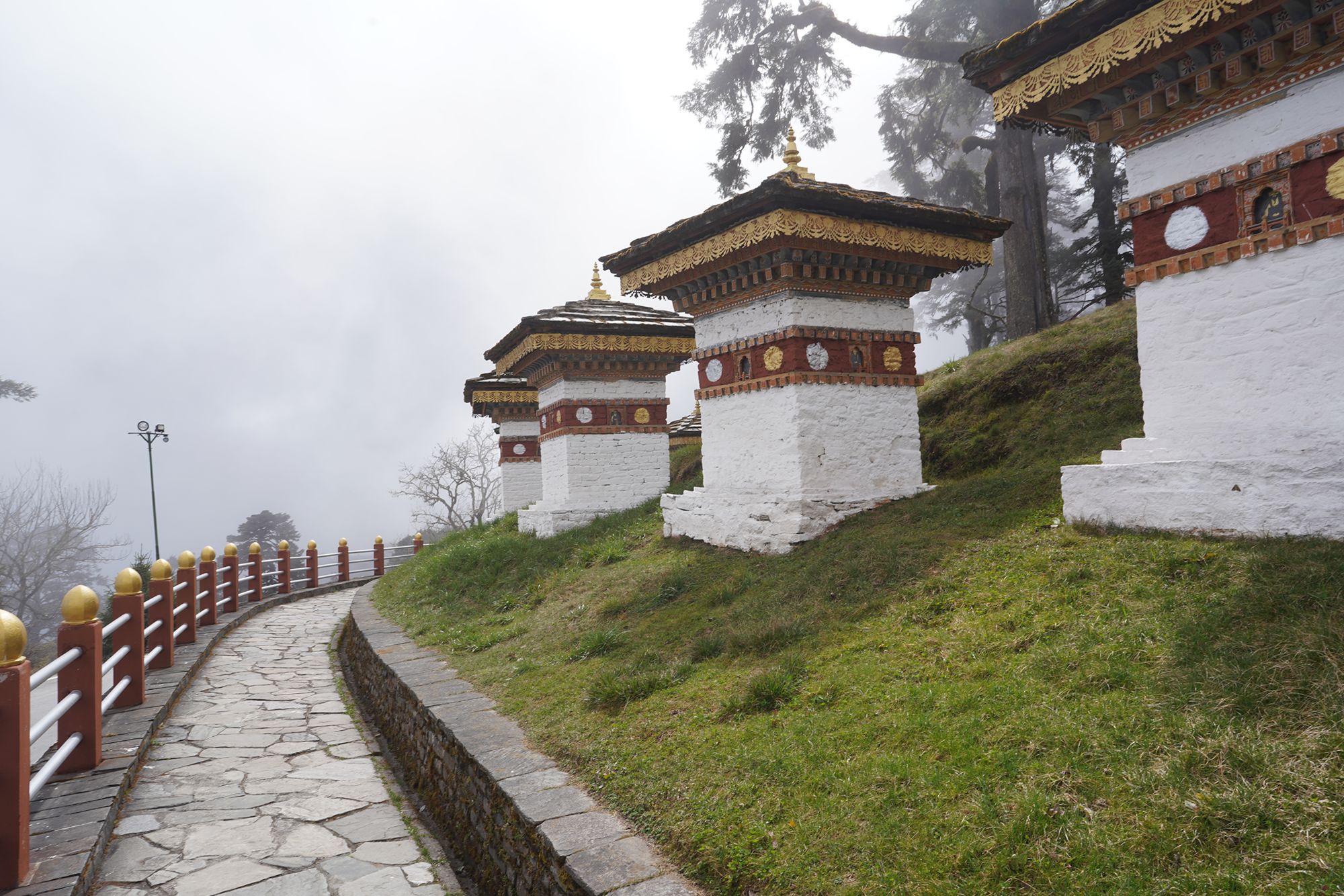 Bhutan – Buddha Dordenma, Dochula Pass, Chimi Lhakhang (55)