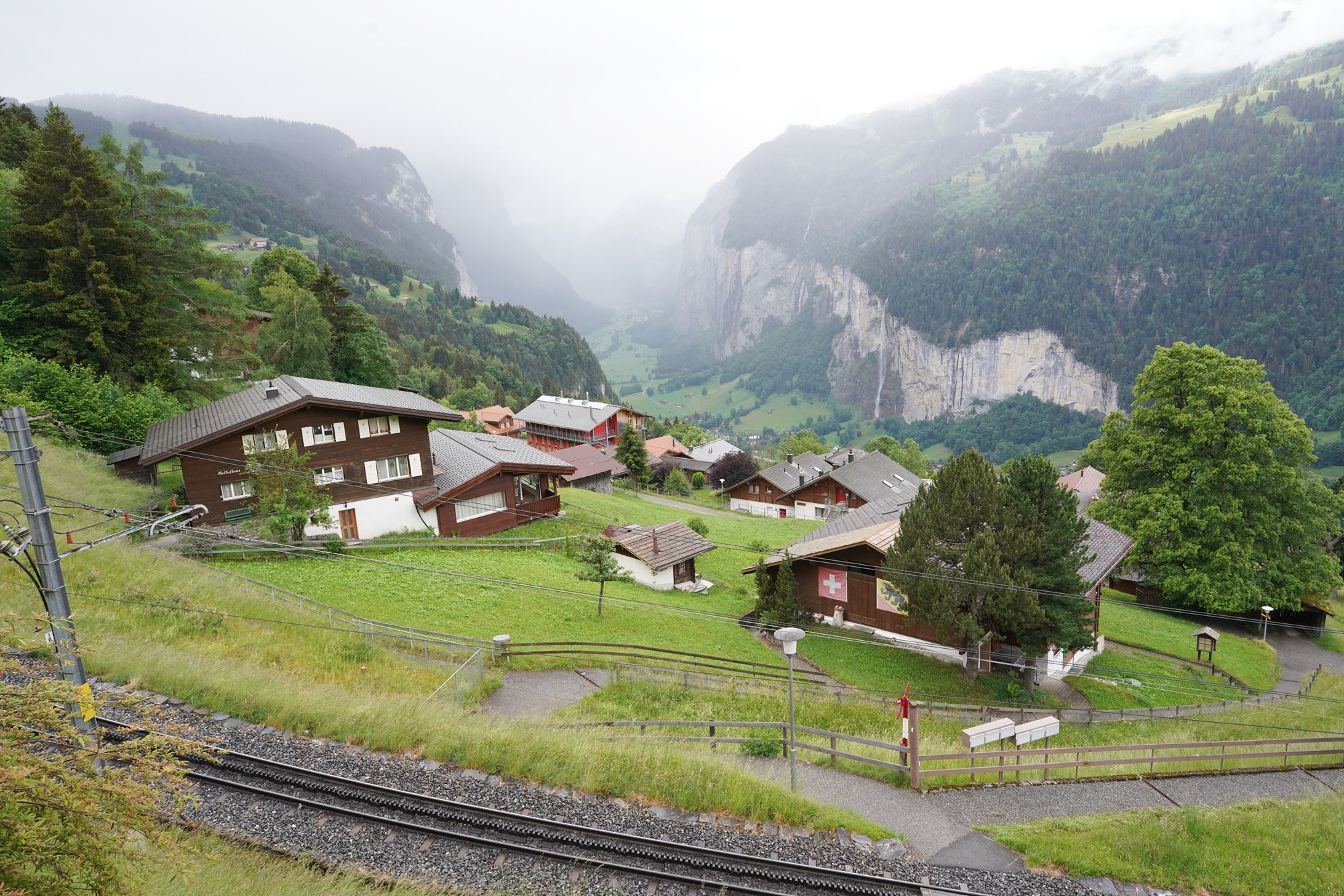 Hike Down to Lauterbrunnen (10) Hike Down to Lauterbrunnen (10)