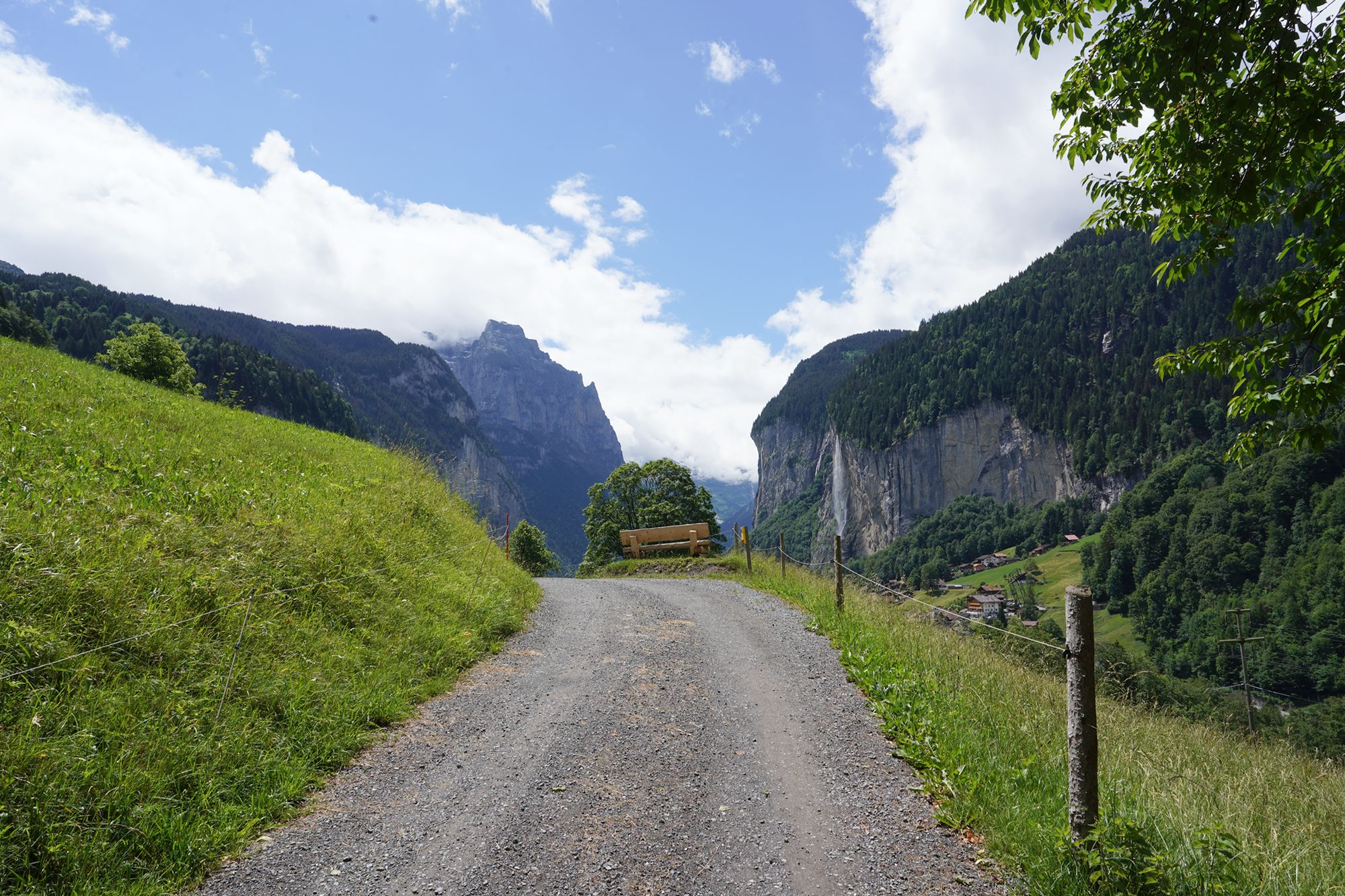 Hike Down to Lauterbrunnen (100) Hike Down to Lauterbrunnen (100)