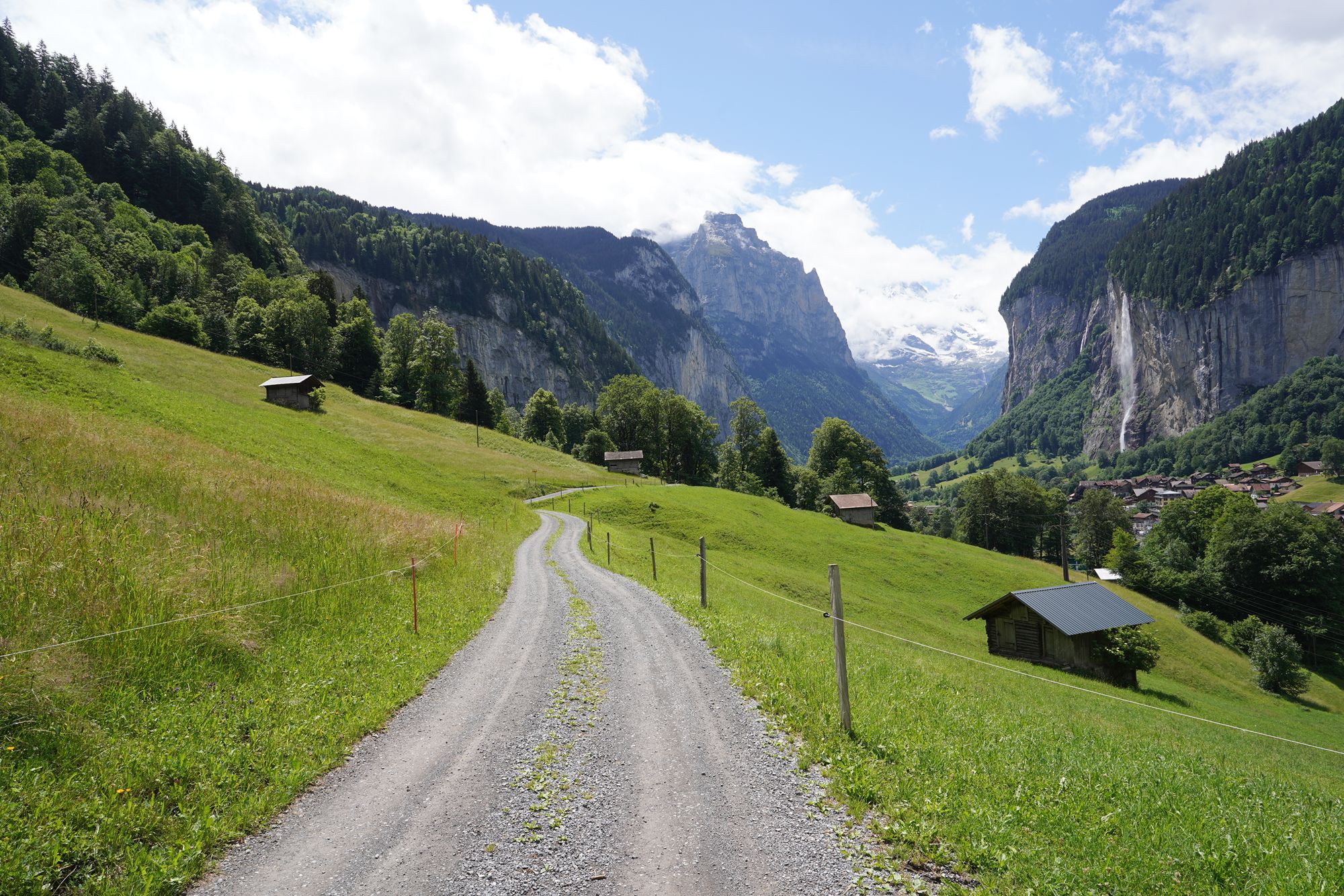 Hike Down to Lauterbrunnen (102) Hike Down to Lauterbrunnen (102)