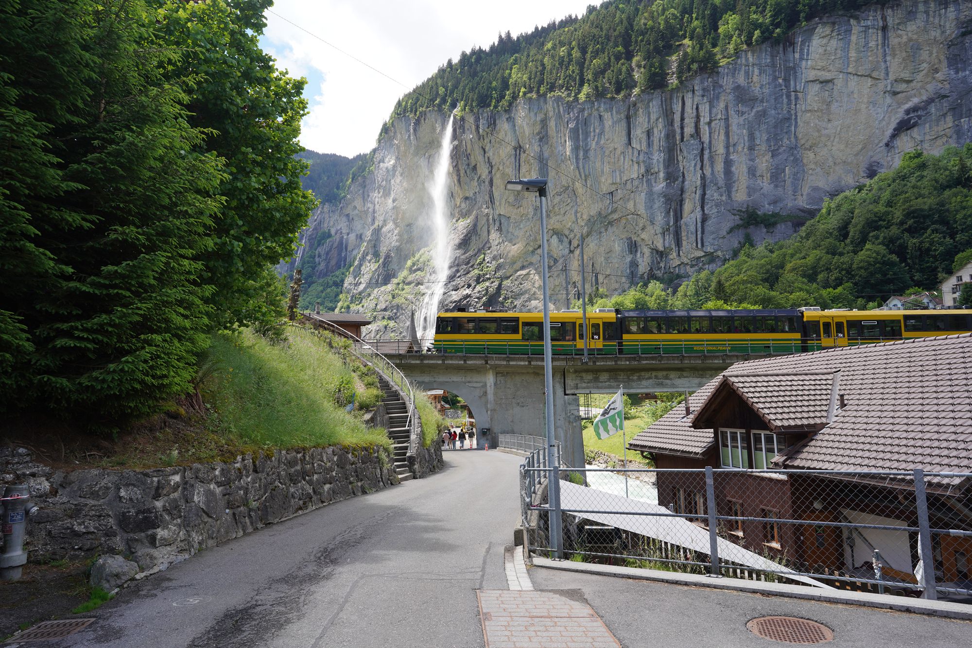 Hike Down to Lauterbrunnen (129) Hike Down to Lauterbrunnen (129)