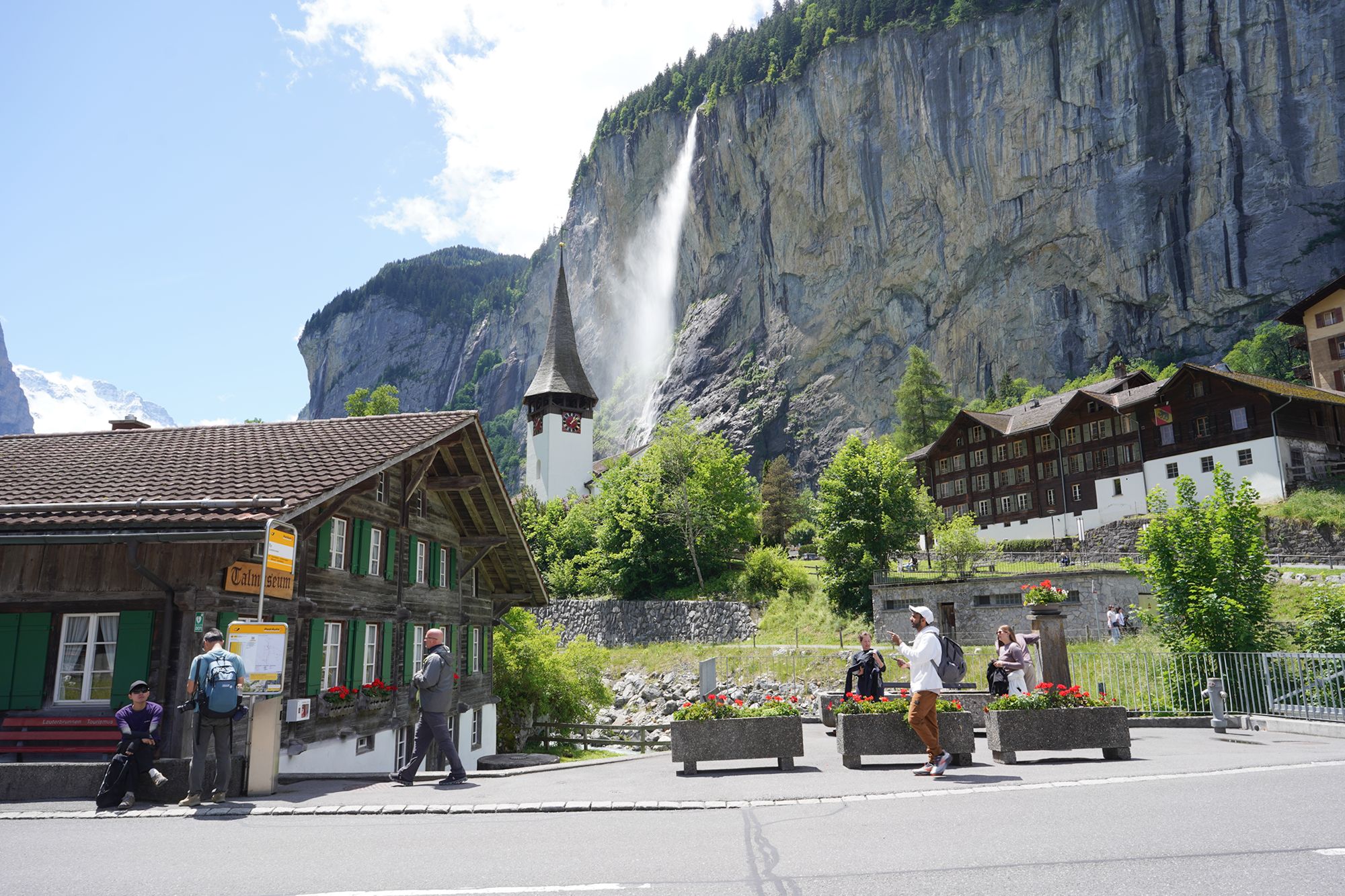 Hike Down to Lauterbrunnen (135) Hike Down to Lauterbrunnen (135)