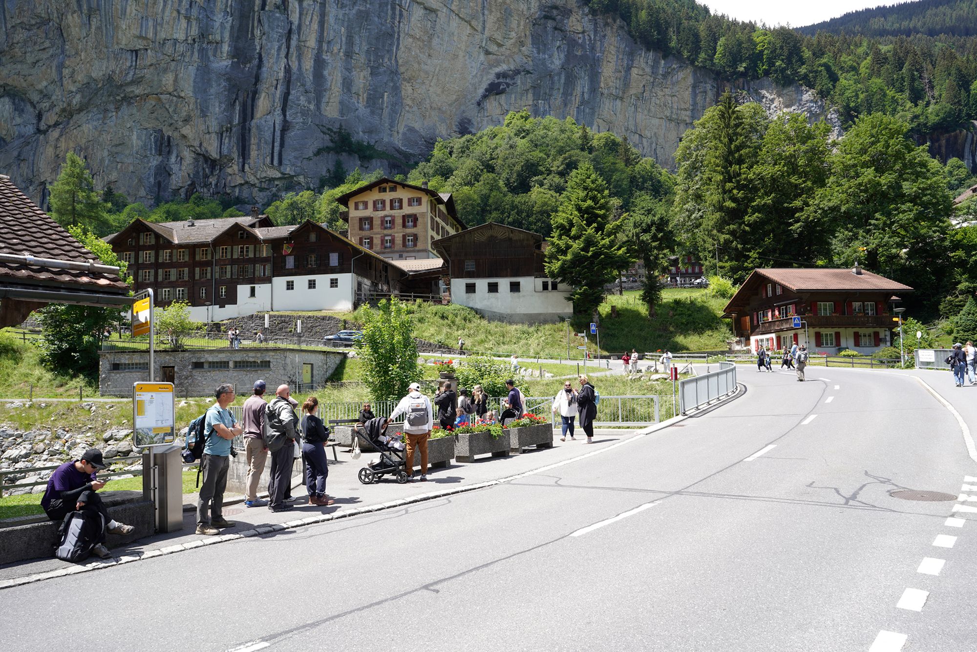 Hike Down to Lauterbrunnen (136) Hike Down to Lauterbrunnen (136)