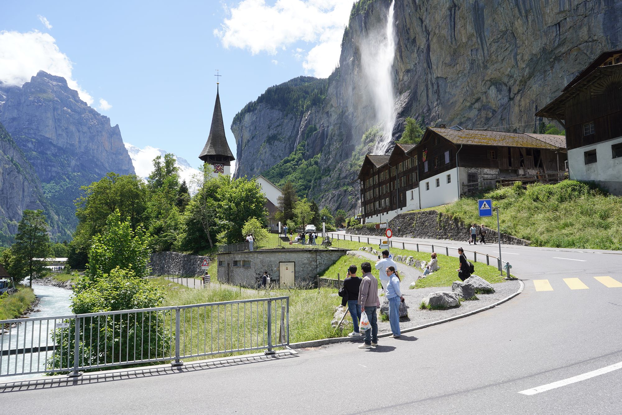 Hike Down to Lauterbrunnen (140) Hike Down to Lauterbrunnen (140)