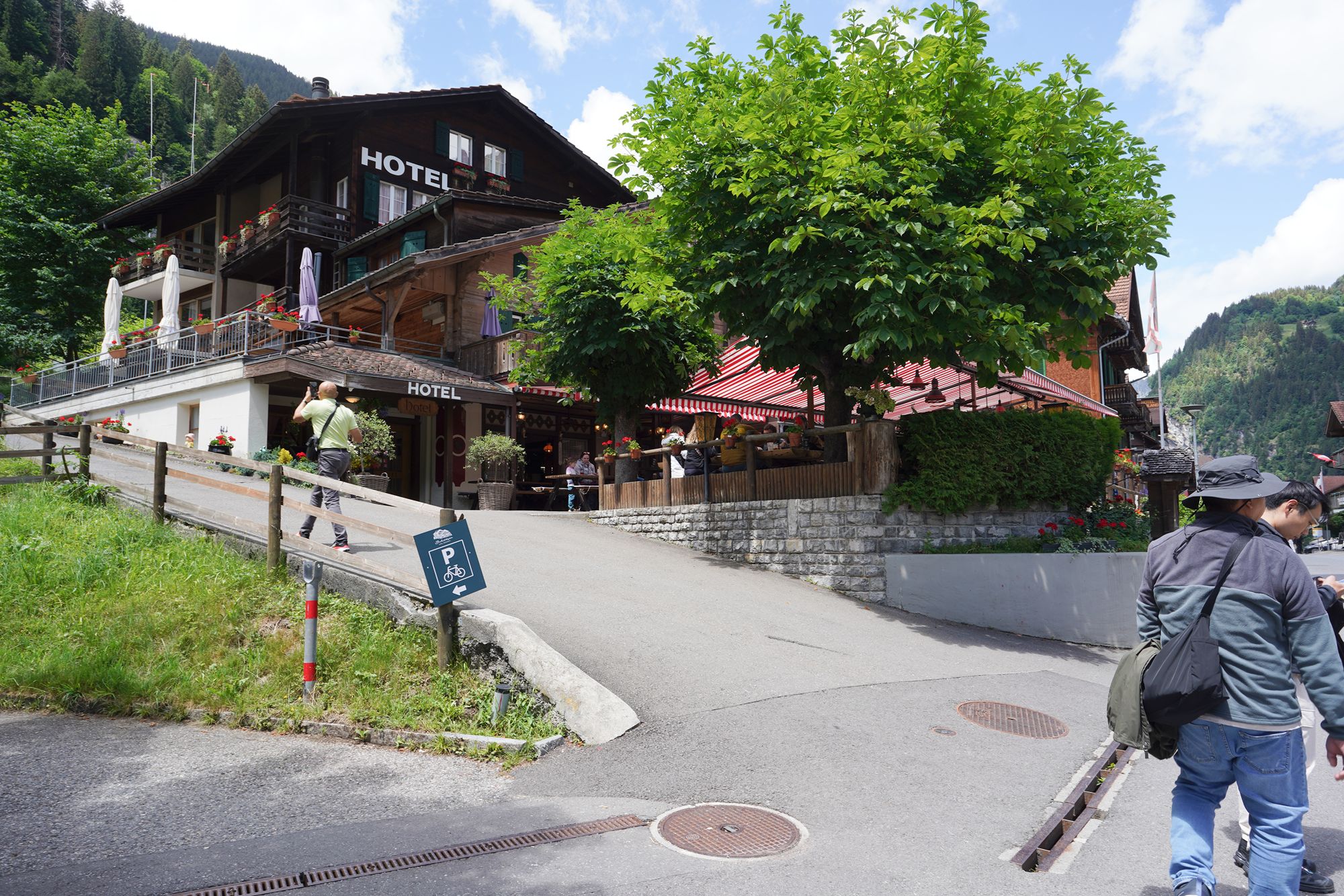 Hike Down to Lauterbrunnen (152) Hike Down to Lauterbrunnen (152)