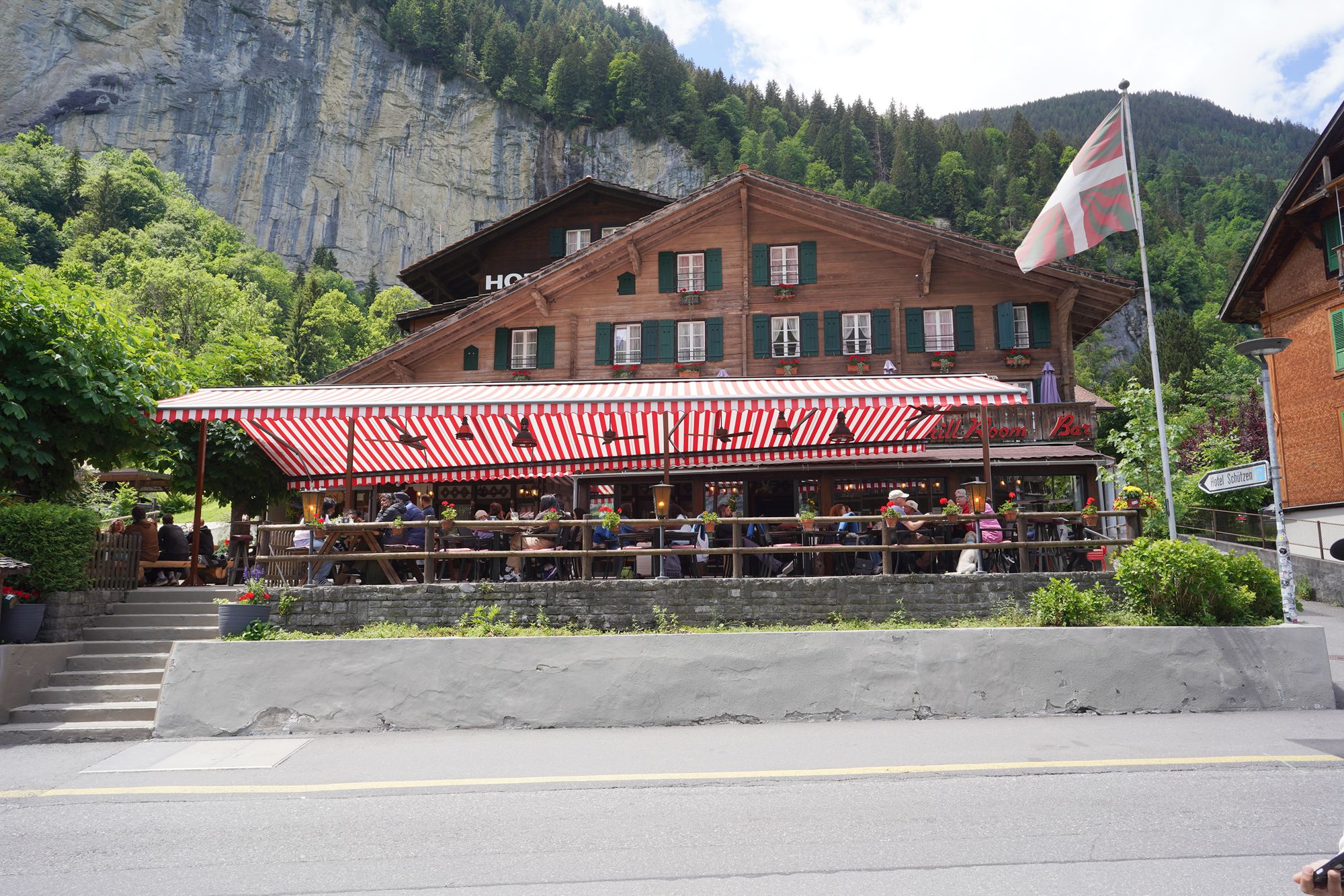 Hike Down to Lauterbrunnen (158) Hike Down to Lauterbrunnen (158)