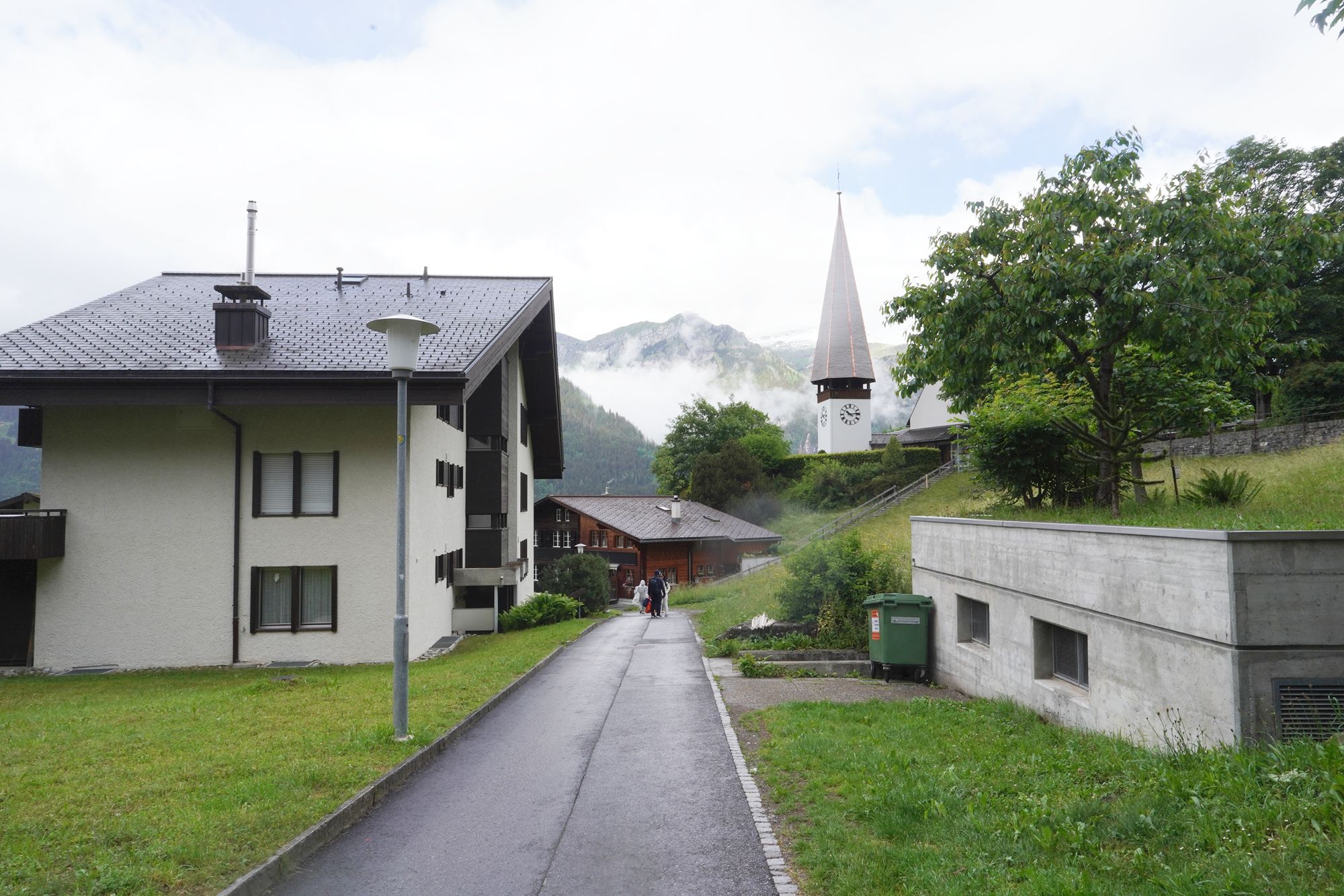 Hike Down to Lauterbrunnen (4) Hike Down to Lauterbrunnen (4)