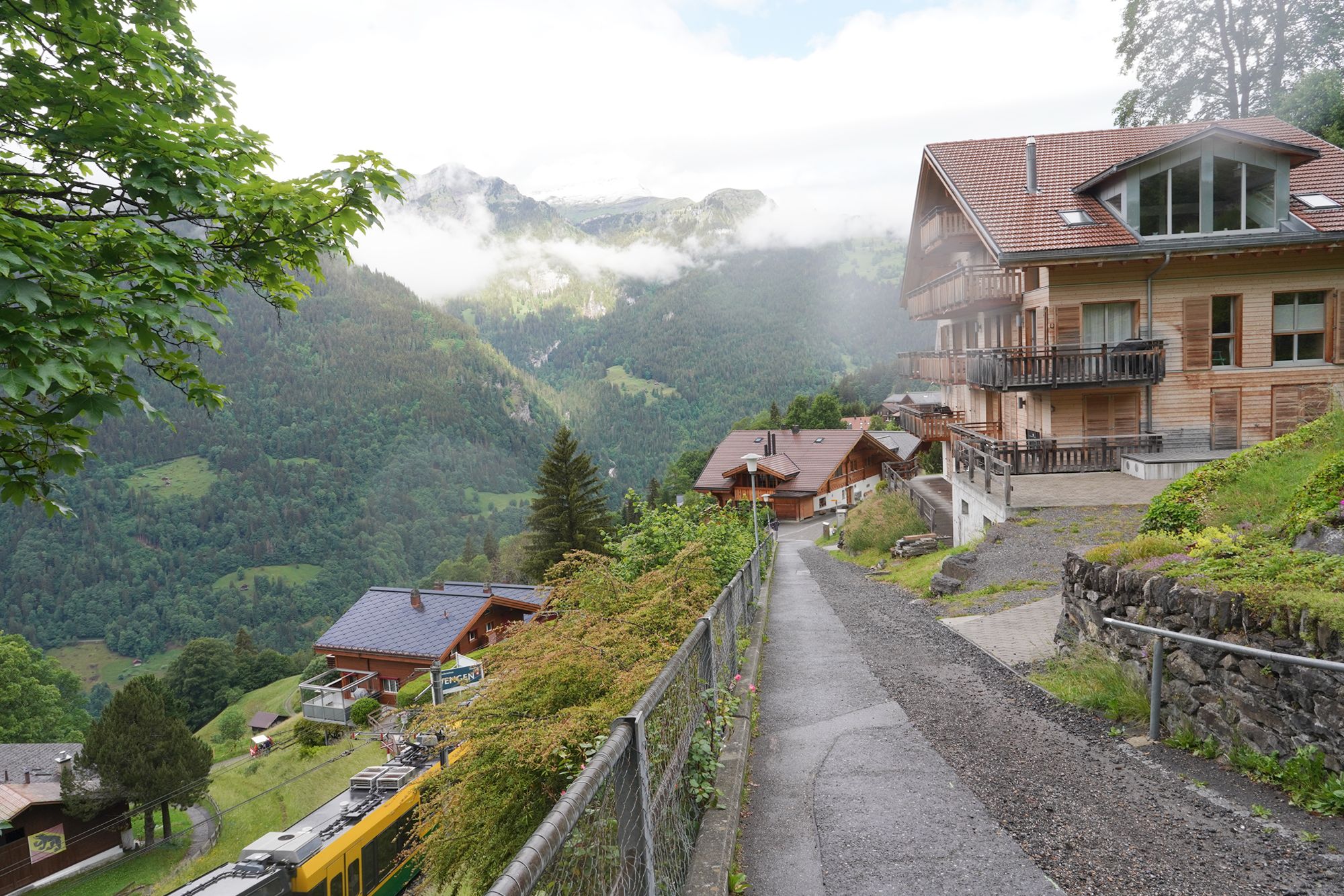 Hike Down to Lauterbrunnen (7) Hike Down to Lauterbrunnen (7)