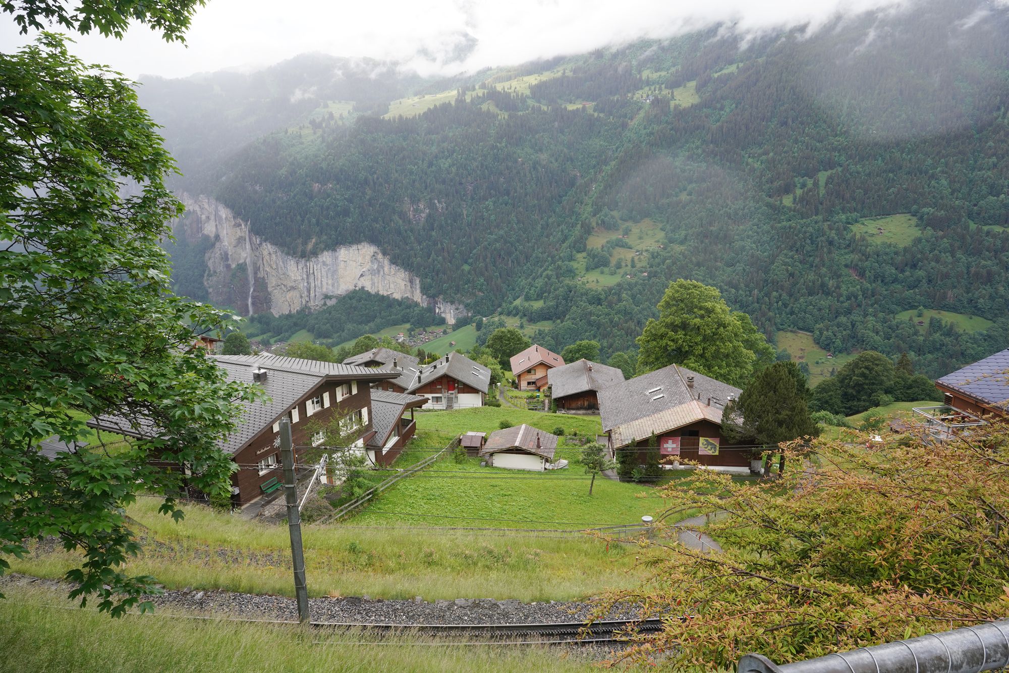 Hike Down to Lauterbrunnen (8) Hike Down to Lauterbrunnen (8)