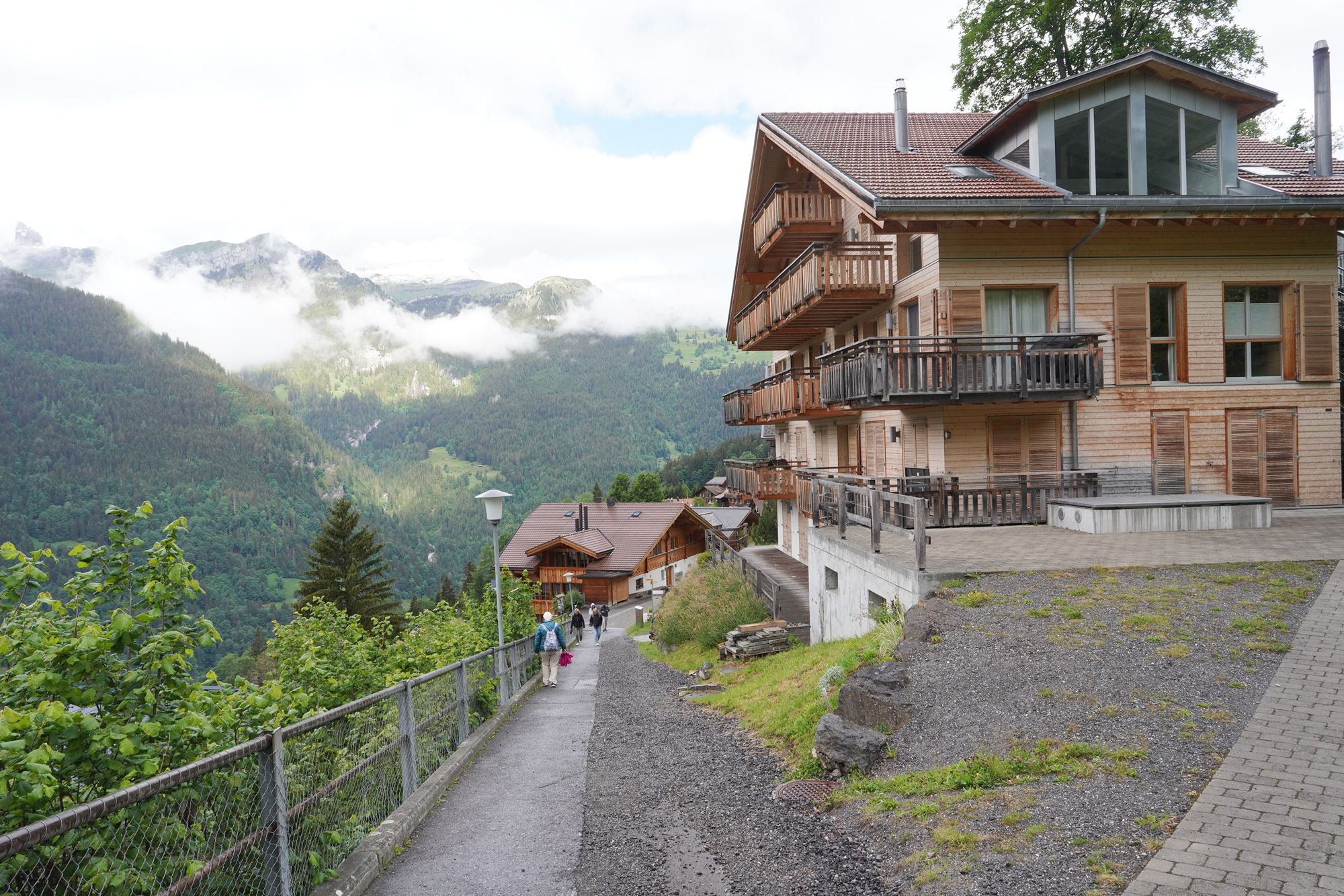 Hike Down to Lauterbrunnen (9) Hike Down to Lauterbrunnen (9)