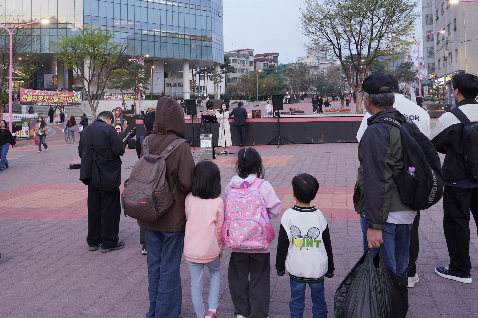 Seokchon Lake Cherry Blossom Festival and HongDae (86) Seokchon Lake Cherry Blossom Festival and HongDae (86)